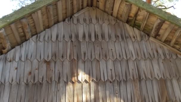 Tejas de madera de la cabaña de madera — Vídeo de stock