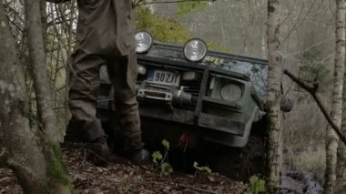 Fs700 ağacında sıkışmış bir 4x4 offroad araç çekme