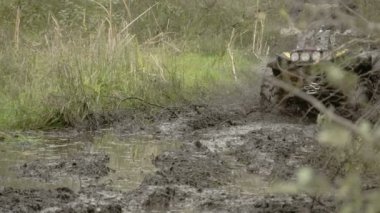 Çamur Fs700 üzerinde sdalan bir 4x4 offroad araç