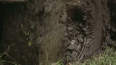 Üzerinde çamur çok bir 4x4 offroad kamyon tekerleği Fs700