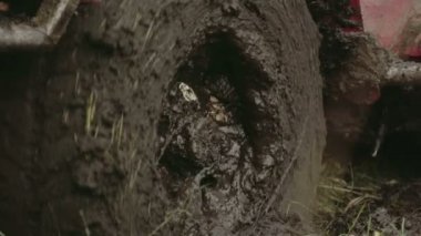 Çamur Fs700 üzerinde bir 4x4 offroad aracın tornalama tekerleği