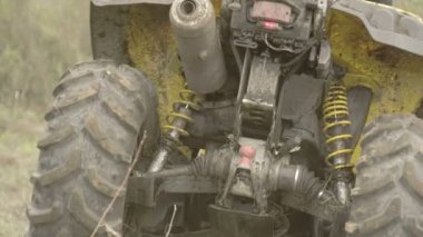 Fs700 tepeüzerinde çalışan 4x4 offroad aracın arka