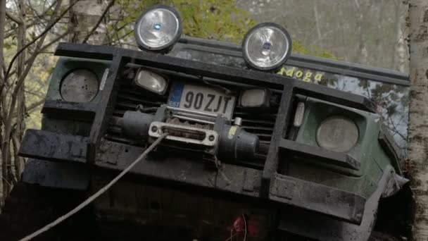 Geländewagen bleibt am Baum hängen — Stockvideo