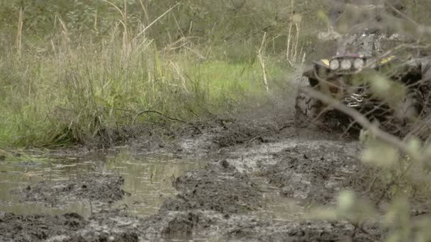 Sebuah kendaraan 4x4 offroad tumpah pada lumpur FS700 — Stok Video