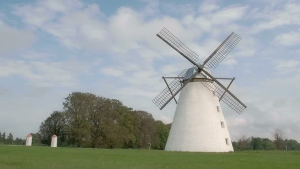 Un antiguo molino de viento clásico en medio del campo FS700 — Vídeos de Stock