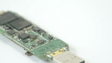Bir Usb çip ile üzerine küçük küçük parça