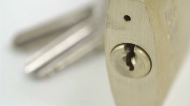 Asma kilit anahtarının daha yakından bakmak