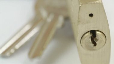 Bir asma kilit ve anahtarları