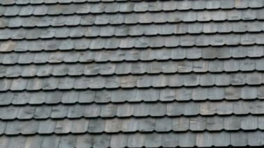 Yeni inşa edilmiş shingle çatı fayans