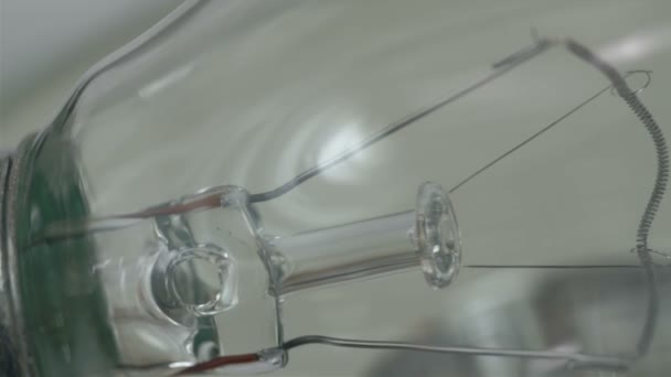 L'aspetto interno di una lampadina con alcuni fili — Video Stock