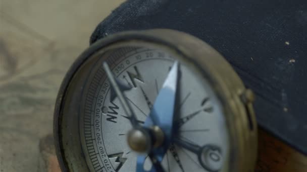 Vue de plus près de la boussole avec la flèche sur le nord 