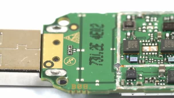 Guarda da vicino i micro chip di una USB — Video Stock