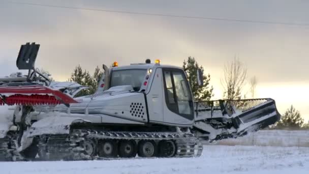 Een grote sneeuw platter vervoer — Stockvideo