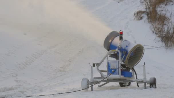 Голубой снегоочиститель на курорте — стоковое видео