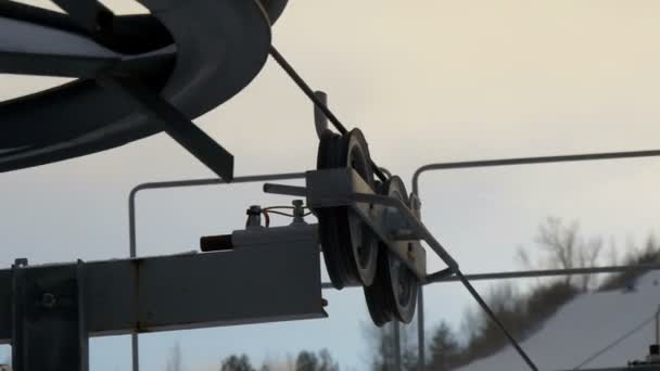 The rollers and pulleys of the mechanical ski lift — Stock Video