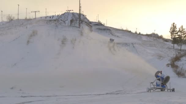 Zwei Schneefräsen auf der anderen Seite des Resorts — Stockvideo