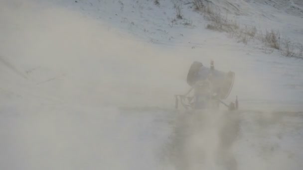 Un soplado de nieve a alta presión — Vídeos de Stock