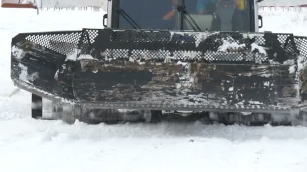 Eine Schneehacke, die viel Schnee bekommt — Stockvideo