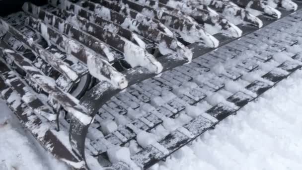 Τον μεγάλο τροχό του μια πίσω σκαπάνη που παίρνει το χιόνι — Αρχείο Βίντεο