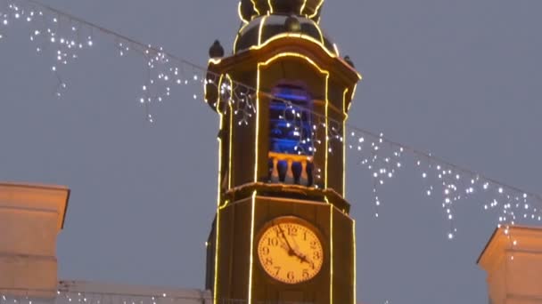 De klok van de toren van het stadhuis met verlichting — Stockvideo