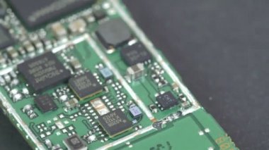 İçeride bir cep telefonu mikro çip