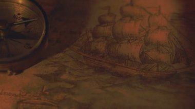 İki yanan mumlar yakınındaki bir pusula