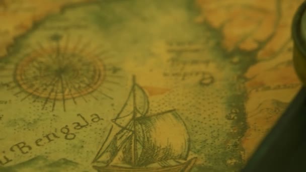 Une boussole sur le bord de la bible 