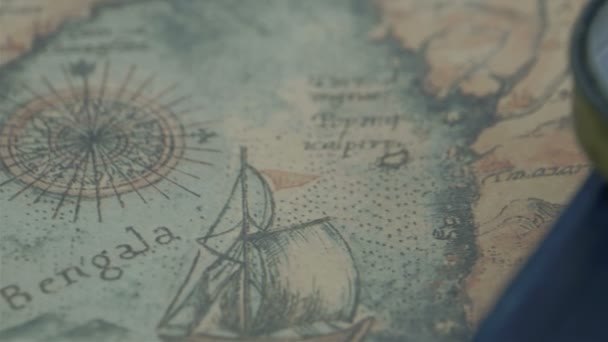 The compass and the bible on the map — Stock Video