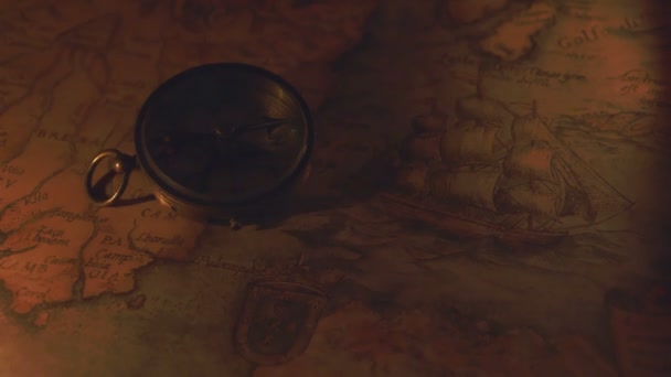 La boussole et la carte sur une vision nocturne 