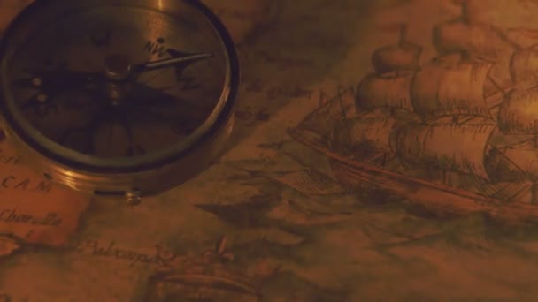 L'ombre de la boussole sur la carte 