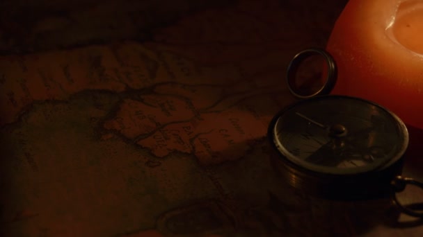 Vue tournante de la boussole et de la bougie 