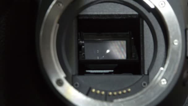 Una lente de cámara que abre el obturador — Vídeo de stock
