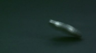 Para masanın üstünde dönen