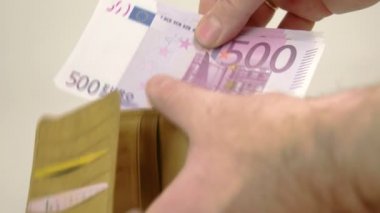 Adam 500 Euro faturaları alır