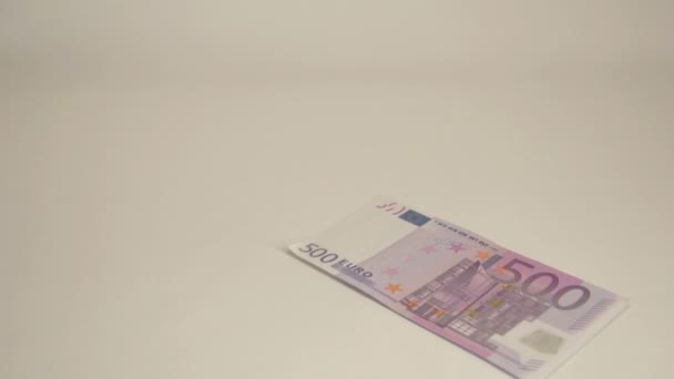 Cuatro billetes de 500 euros caen — Vídeo de stock