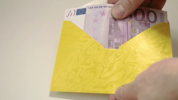 Счета по евро внутри конверта — стоковое видео