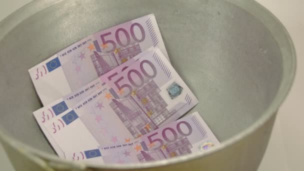 四个 500 欧元纸币在苍白 — 图库视频影像