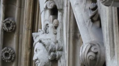 Westminster Abbey duvarda heykel yüzler