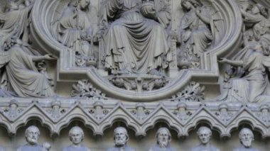 Westminster Abbey duvarında heykeller