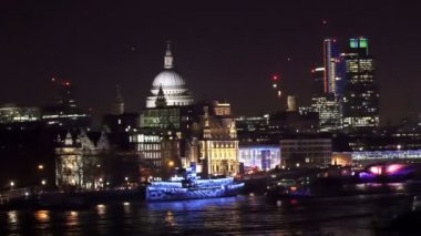 Londra şehrinin gece manzarası