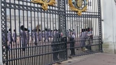Buckingham Sarayında büyük kapı