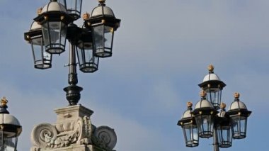 Büyük kapısı ve lambalar Buckingham Palace