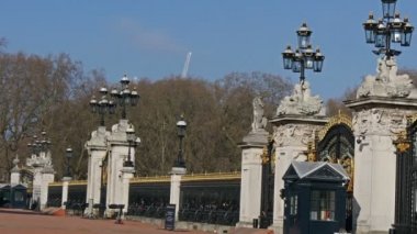 Buckingham Sarayı'nın geniş ön çim