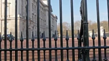Buckingham Sarayı'nın siyah kapı