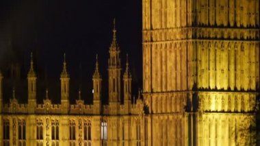 Big Ben çevreleyen sarı ışık
