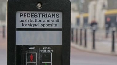 Kaldırımda yaya tabela