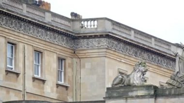 Aslan ve tek boynuzlu at heykeli