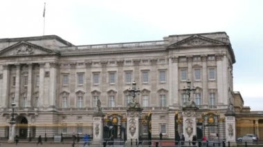 Sokağın karşısındaki Buckingham Palace.