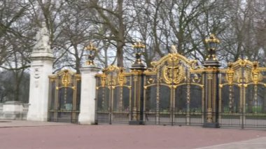 Buckingham Sarayı'nın büyük kapı.