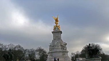 Heykelin üzerine fotoğraf çekmek insanlar